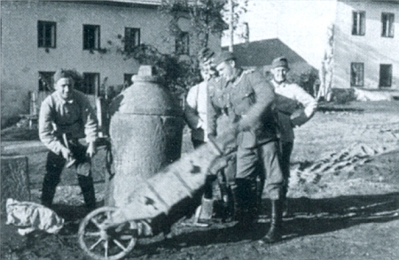 Tři snímky z nacistické propagační publikace zachycují Hintring v říjnu 1938, kdy sem vpochodovali vojáci wehrmachtu