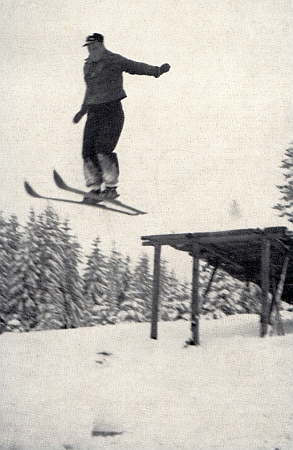 Skokanský můstek ve Strážném na snímku z roku 1930, který poslala do redakce krajanského měsičníku