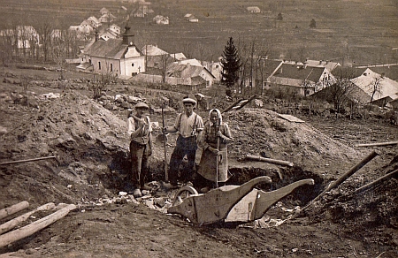Takhle vypadala "práce na poli" u Českých Žlebů, jak ji zachytil snímek neznámého autora někdy kolem roku 1920