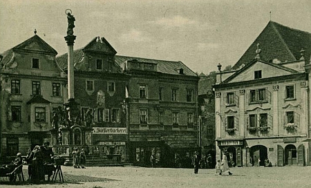 "Zlatokorunský dům" čp. 12 na českokrumlovském náměstí vpravo na pohlednici Josefa Seidela z roku 1921