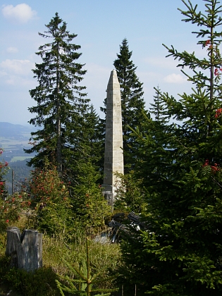 Stifterův pomník nad Plešným jezerem