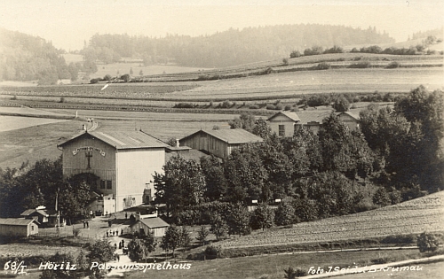 Budova pašijových her na pohlednici Josefa Seidela z roku 1905...