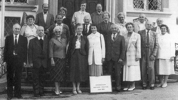 Ve druhé řadě třetí zleva stojí tu s někdejšími krumlovskými maturanty z roku 1940, v první řadě zcela vlevo jeho bratr Johannes