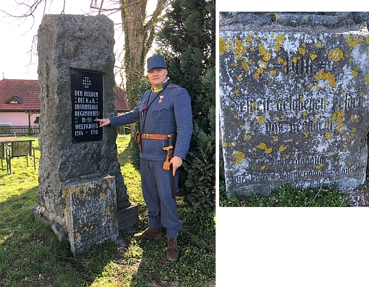 ... ještě později byla ale u paty pomníku upevněna původní deska z pomníku u Jamiana; u pomníku stojí Baudischův pravnuk Jan Bican, předseda spolku Jednadevadesátníci, který připomíná historii pluku