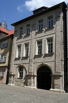 "Jean Paul Haus" v Coburgu (Gymnasiumsgasse 5), kde s manželem bydlila