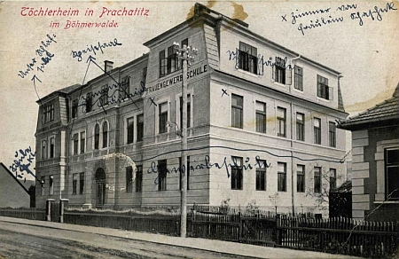 Pohlednice Johanna Hirsche zachytila budovu dívčího domova, která byla zároveň sídlem dívčích škol, Kornelia Baudyszová stála u zrodu této instituce