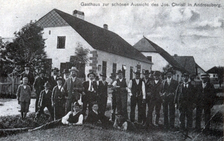 Hostinec zvaný "Zur schönen Aussicht" (tj. "Na krásné vyhlídce" v Chlumanech, a to, co po něm zůstalo, na snímku z roku 1995