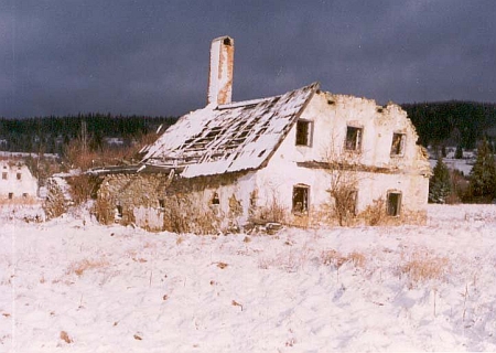 Rozpadající se stavení v Chlumanech na snímku z roku 1995