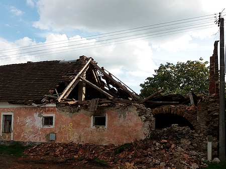 ... zřícený krov v západní části domu v září téhož roku a demolice na jaře 2022