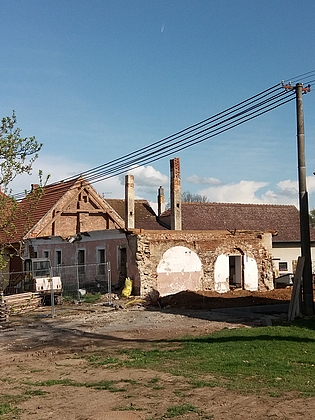 ... zřícený krov v západní části domu v září téhož roku a demolice na jaře 2022