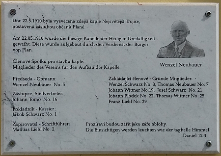 Návesní kaple v rodné Plané u Českých Budějovic - na obnovené pamětní desce nacházíme i jméno Johanna Tomo, pravděpodobně matčina švagra?