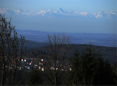 Pohled z Bučiny na alpské hřebeny