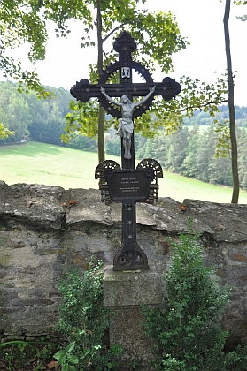 ... a hrob otcův na tamním hřbitově, patrně i matčin, její pohřeb to byl tím úplně posledním