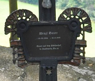 ... a hrob otcův na tamním hřbitově, patrně i matčin, její pohřeb to byl tím úplně posledním