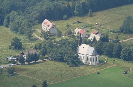 Svatý Tomáš se starým kostelním hřbitovem dnes na leteckém snímku