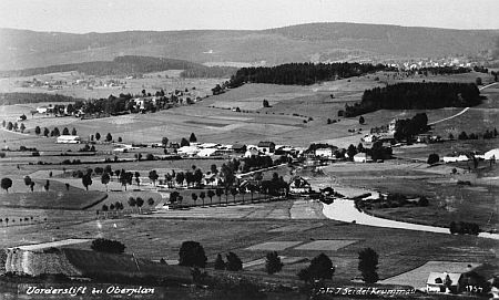 Takto ještě v prvé polovině 20. století vyhlížela krajina viděná od Horní Plané přes Bližší a Další Lhotu na Zvonkovou v pozadí (pohlednice J. Seidela)