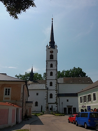 Frymburský kostel sv. Bartoloměje, kde byl pokřtěn - svou typickou špičatou věž ale získal až po požáru v roce 1866