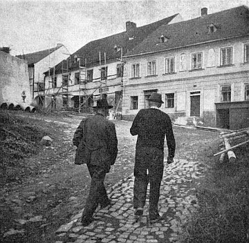 Na snímku z roku 1964 je hostinec pod lešením