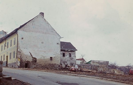 Snímek z roku 1972 zachycuje místo, kde hostinec "Zum Teufel" stával, nedlouho po jeho demolici