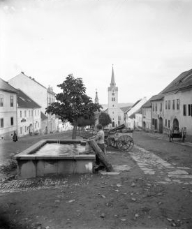 Náměstí v Hořicích na Šumavě s kostelem sv. Kateřiny Alexandrijské