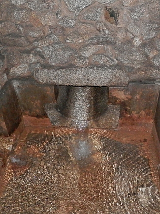 Dobře čitelné příjmení Zagorski na portálu jedlického pramene zvaného "Klafferbrunn" (kameník ovšem vytesal "Klafer Brunnen"), dnes označovaného jako "Zámecký pramen"
