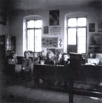 Školní třída v Šejbech v letech 1949-1950 s připomínkou Stalinových sedmdesátin a s dětmi z úplně jiných rodin, než učil on
