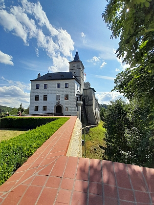 Dolní hrad v Rožmberku nad Vltavou a Vltava pod ním