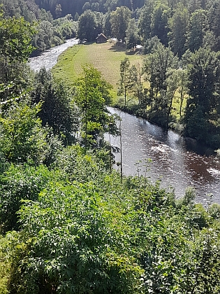 Dolní hrad v Rožmberku nad Vltavou a Vltava pod ním