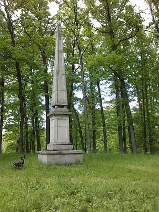 Park u zámku Červený Důr - obelisk a zbytky barokního přírodního divadla