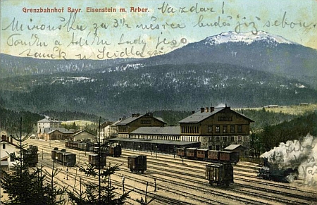 Nádraží v Bavorské Železné Rudě i s horou Javor na pohlednici Josefa Seidela