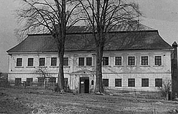 Škola v Přední Výtoni, kde působil 20 let, na snímku z roku 1955 a vstupní prostor v současnosti - škola byla zrušena v roce 2001, dnes tu sídlí obecní úřad