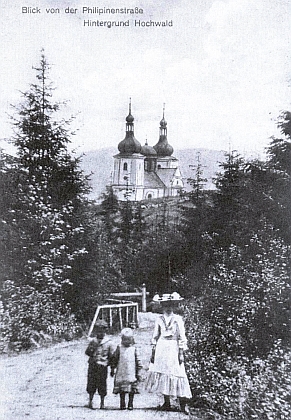 Jiná pohlednice z Dobré Vody byla pořízena z "Filipininy cesty" a zachycuje v pozadí horu Vysoká (Hochwald)