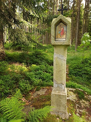 Jedna z šumavských památek na nesčetné střety mezi pytláky a hajnými: boží muka u Svatotomášské studánky, kde kdysi pytláci zastřelili hajného