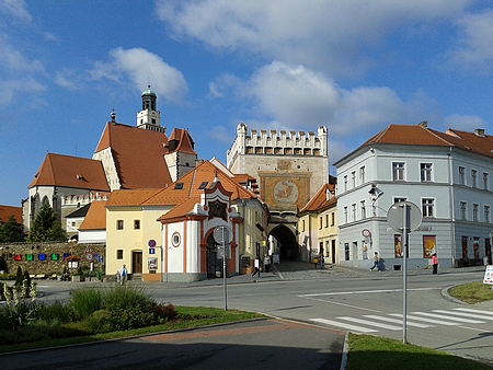 Městská brána v Prachaticích, které věnovala jednu ze svých básní