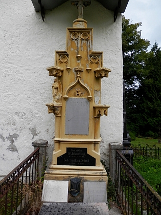 Hrob majitele sklářské huti Vogelsang, Josefa Schmida (1802-1866), na hřbitově v Kašperských Horách