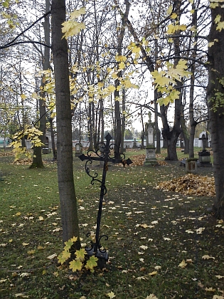 Staroměstský hřbitov, kde byl pohřben, na dvou snímcích z listopadu 2013