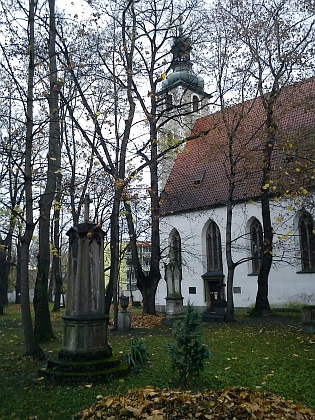 Staroměstský hřbitov, kde byl pohřben, na dvou snímcích z listopadu 2013