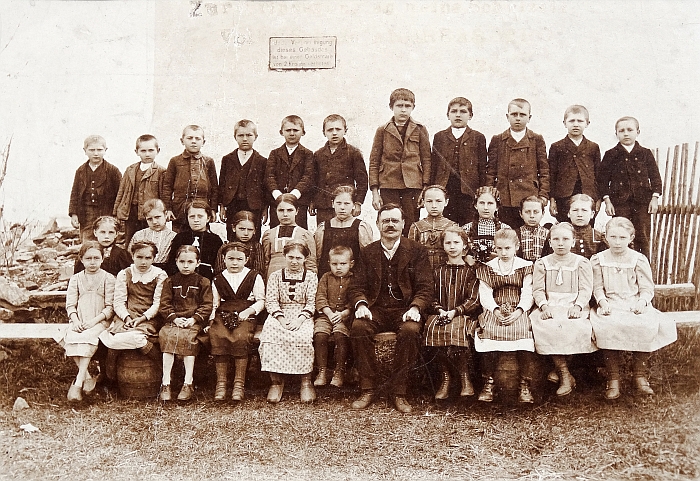 Na snímku z ondřejovských školáků z roku 1920 je Anna Zodetová v prostřední řadě druhá zleva