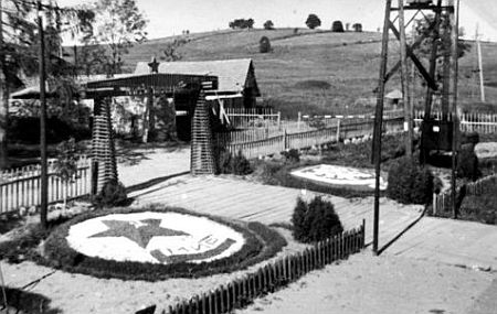 Snímek z roku 1956 zachycuje bránu do roty Pohraniční stráže na Pasečné