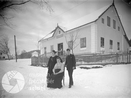 Dva snímky Bieblova domu v Houžné před zařízením obchodu pocházejí z roku 1922,
na tom druhém přiběhl i pes