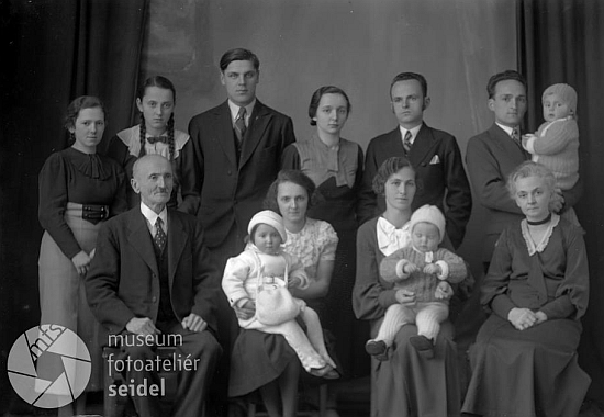 Rozvětvená rodina Stefana a Marie Biehlerových na snímku z fotoateliéru Seidel snímku z 18. prosince 1935 - Franz stojí druhý zprava
