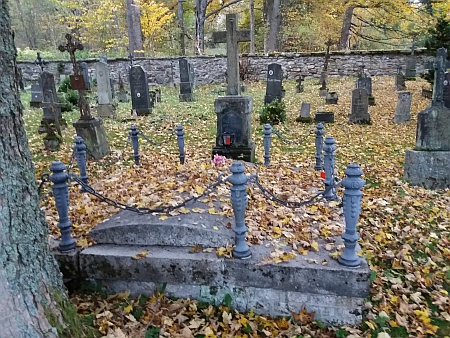 Hrob rodiny Bienertovy ze Stožce patřil na českožlebském hřbitově k těm nejhonosnějším, on sám už tu ale místo posledního odpočinku nenašel