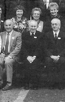 Mezi Marií Hochreiterovou a Marií Schulze-Kroiherovou stojí na společném snímku spolupracovníků měsíčníku "Glaube und Heimat" nad sedícím Josefem Bohmannem, prelátem Johannesem Barthem a Franzem Irsiglerem