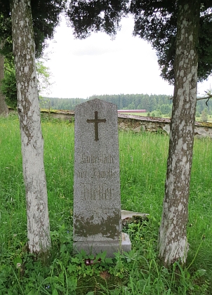 Náhrobek rodiny Hietlerových na hřbitově v Pohoří