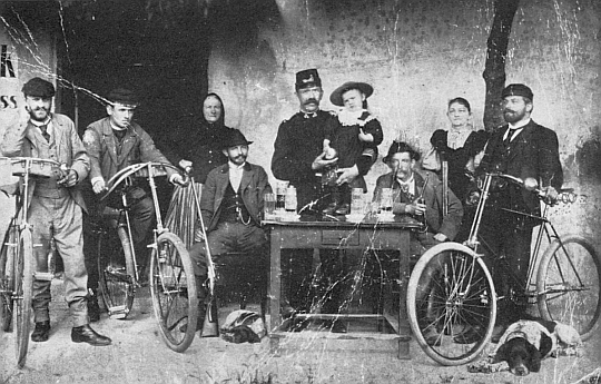 Vzácný snímek cyklistů z Pohoří na Šumavě z doby někdy kolem roku 1900, který zaslala krajanskému měsíčníku