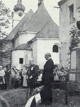 Na snímku z roku 1990 (ten dav tehdy za ním!) u pomníku padlých před bývalou školou v Pohoří na Šumavě - dnes jsou z ní jen trosky stejně jako z vedlejšího kostela