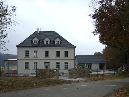 Znovuožívající budova fary postavená v roce 2013 v téměř stejné podobě a na téměř stejném místě