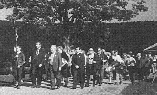 Předzvěstí nových časů bylo v roce 1987 konané první procesí krajanů z Karlstiftu do Stadelbergu k tamní "Bucherser Kapelle" (za křížem v jejím čele vidíme Rudolfa hraběte Buquoye a Ericha Bierampla)