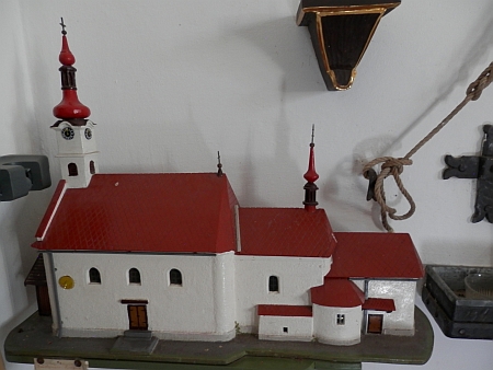 Kaple ve Stadlbergu je jakousi zmenšenou replikou kostela v Pohoří na Šumavě, je v ní umístěn i jeho model