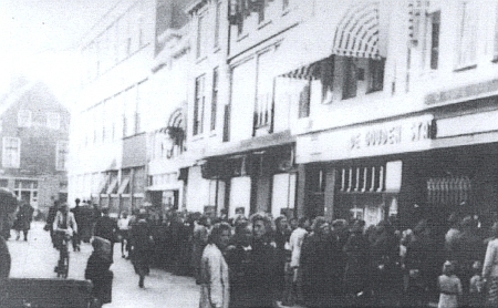 ... a fronta na film Goldene Stadt v okupovaném Nizození roku 1943 (i Simone Signoretová
vzpomíná, že v pařížském kině Normandie běžel po premiéře plných dvacet týdnů)